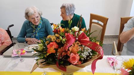 Hčerka Nuška v pogovoru s slavljenko